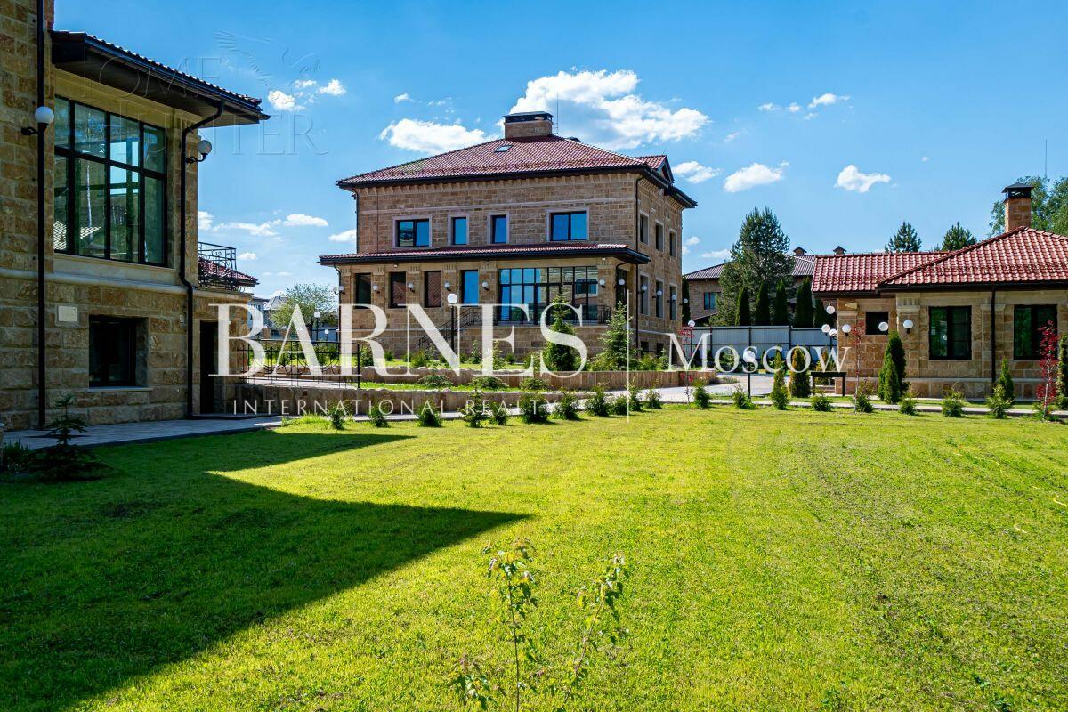 2-этажный коттедж 2 800 м² без отделки