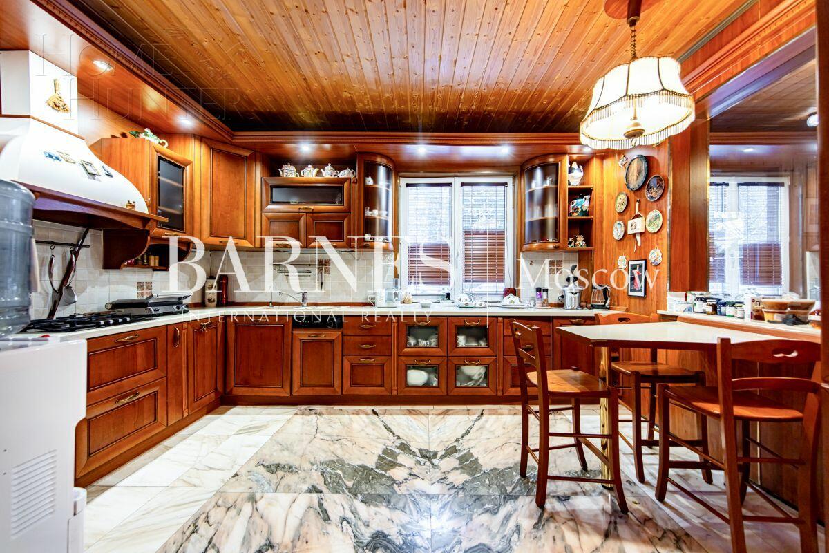 3-этажный коттедж 650 м² с отделкой