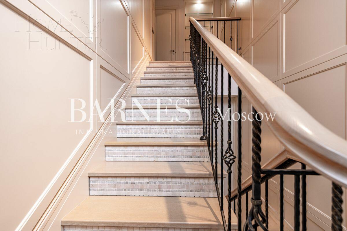 3-этажный таунхаус 430 м² с отделкой