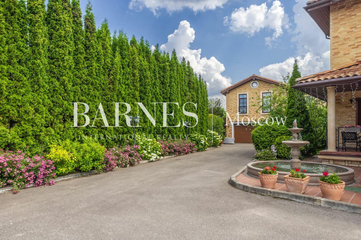 3-этажный таунхаус 700 м² с отделкой