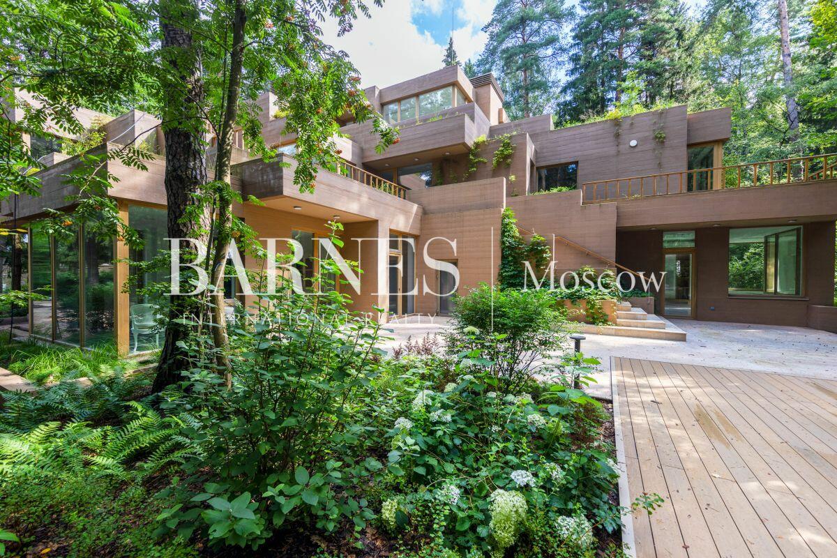 2-этажный коттедж 1 330 м² с отделкой