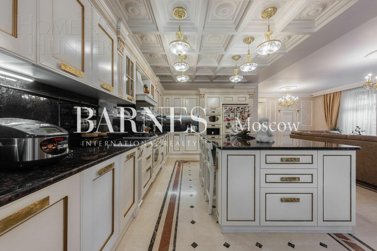 3-этажный таунхаус 700 м² с отделкой