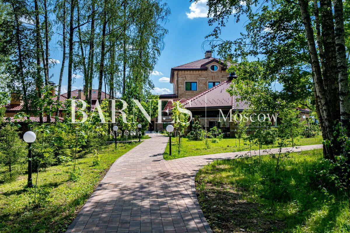 2-этажный коттедж 2 800 м² без отделки