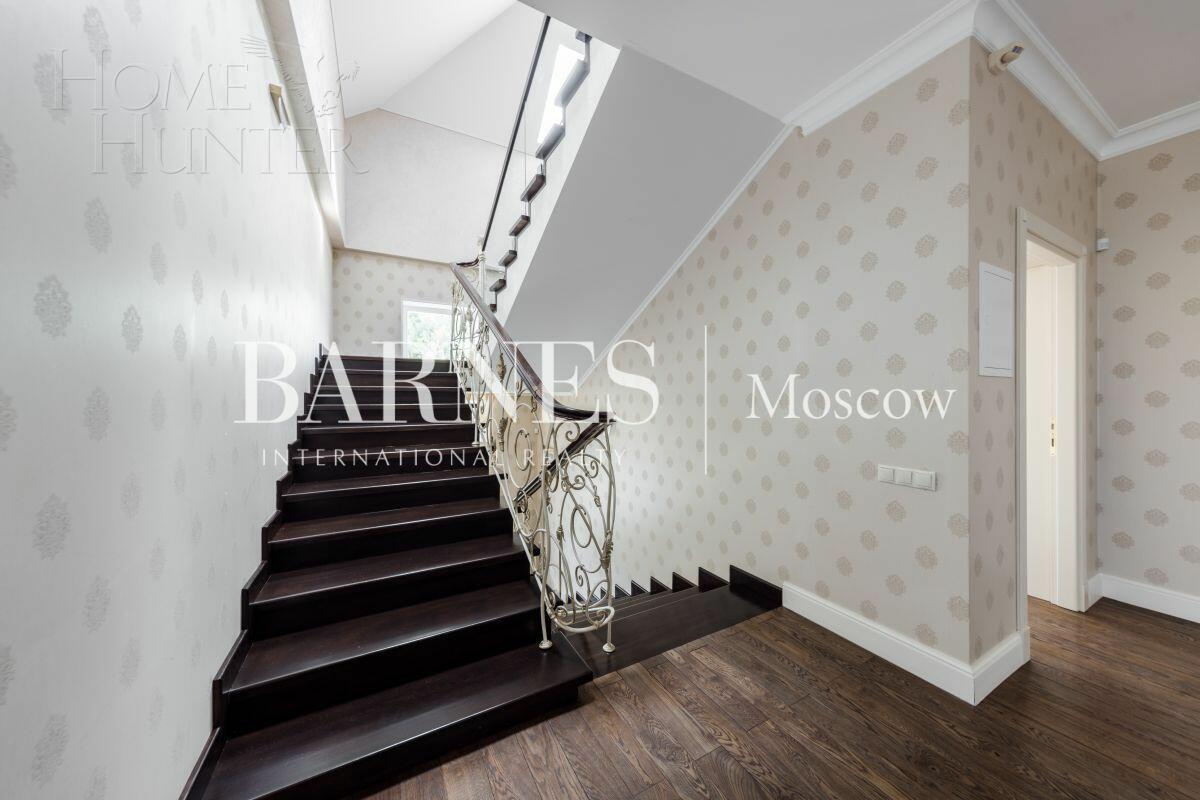 3-этажный коттедж 550 м² с отделкой