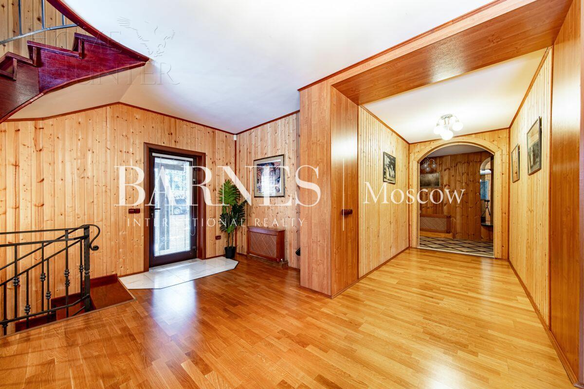 3-этажный коттедж 650 м² с отделкой