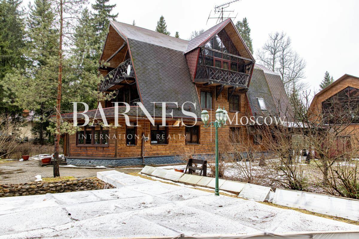 3-этажный коттедж 650 м² с отделкой