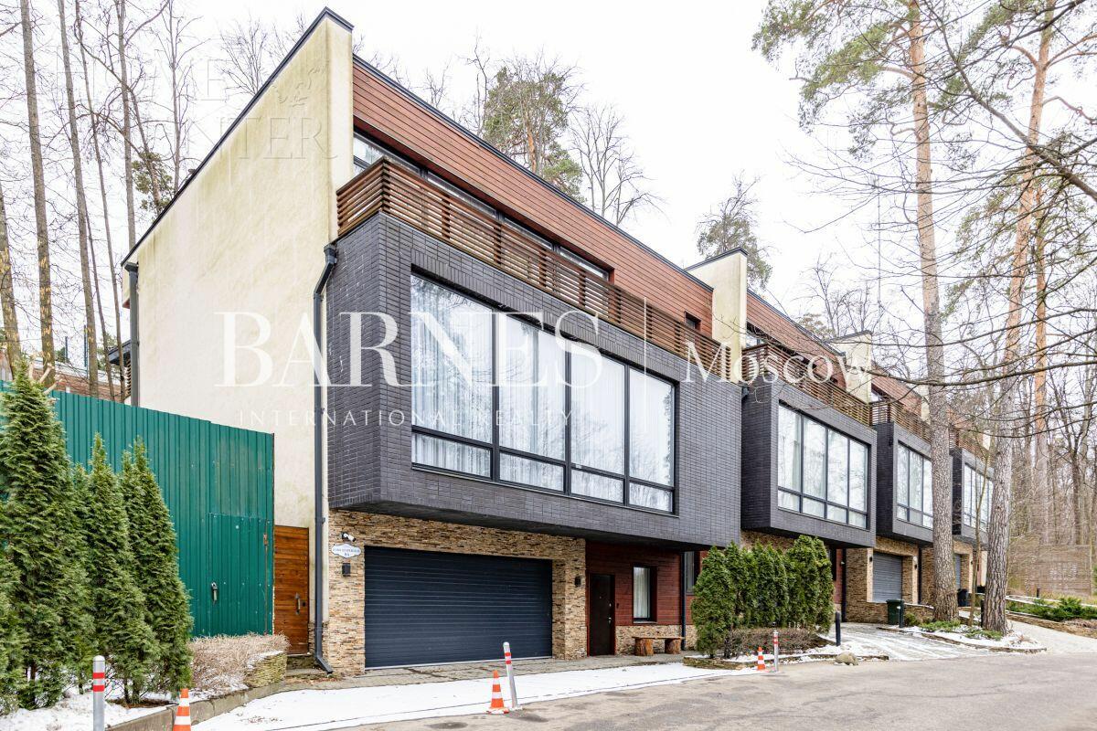 3-этажный таунхаус 430 м² с отделкой