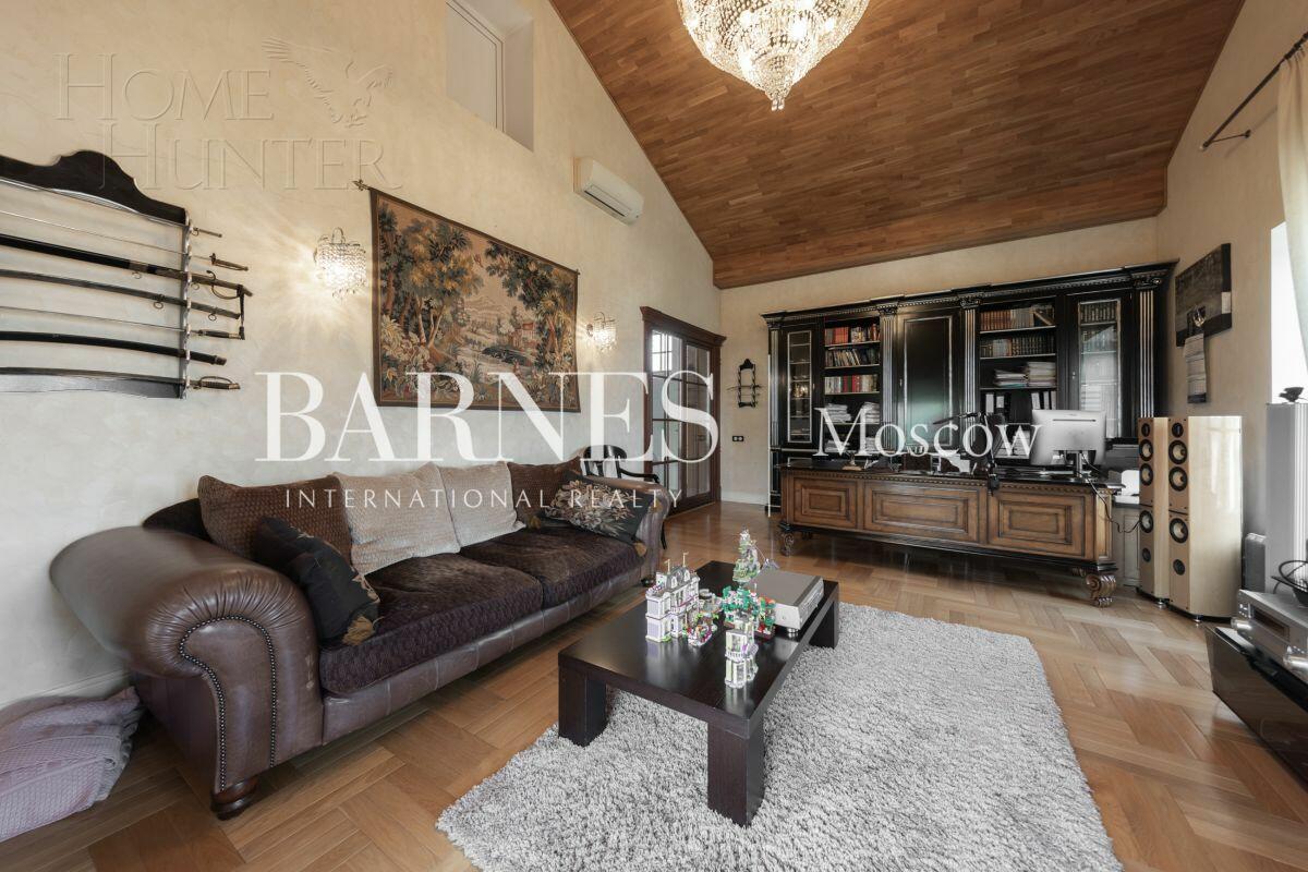 3-этажный таунхаус 700 м² с отделкой