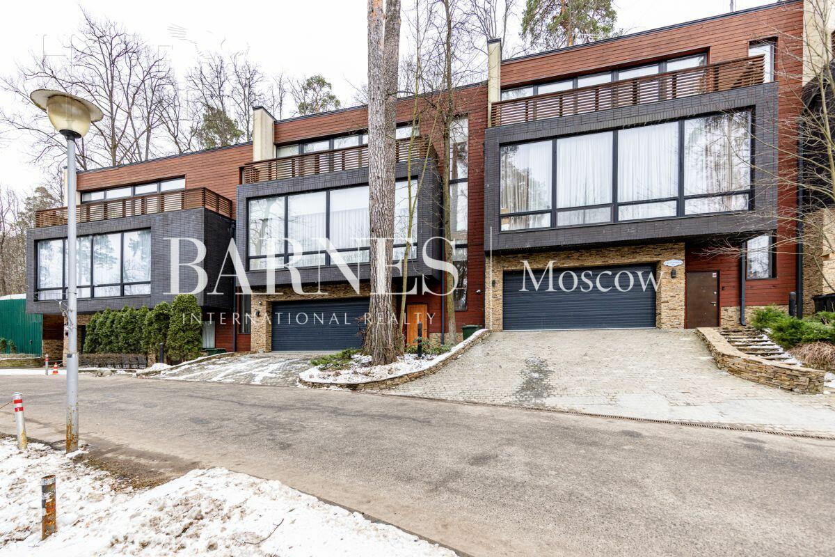 3-этажный таунхаус 430 м² с отделкой