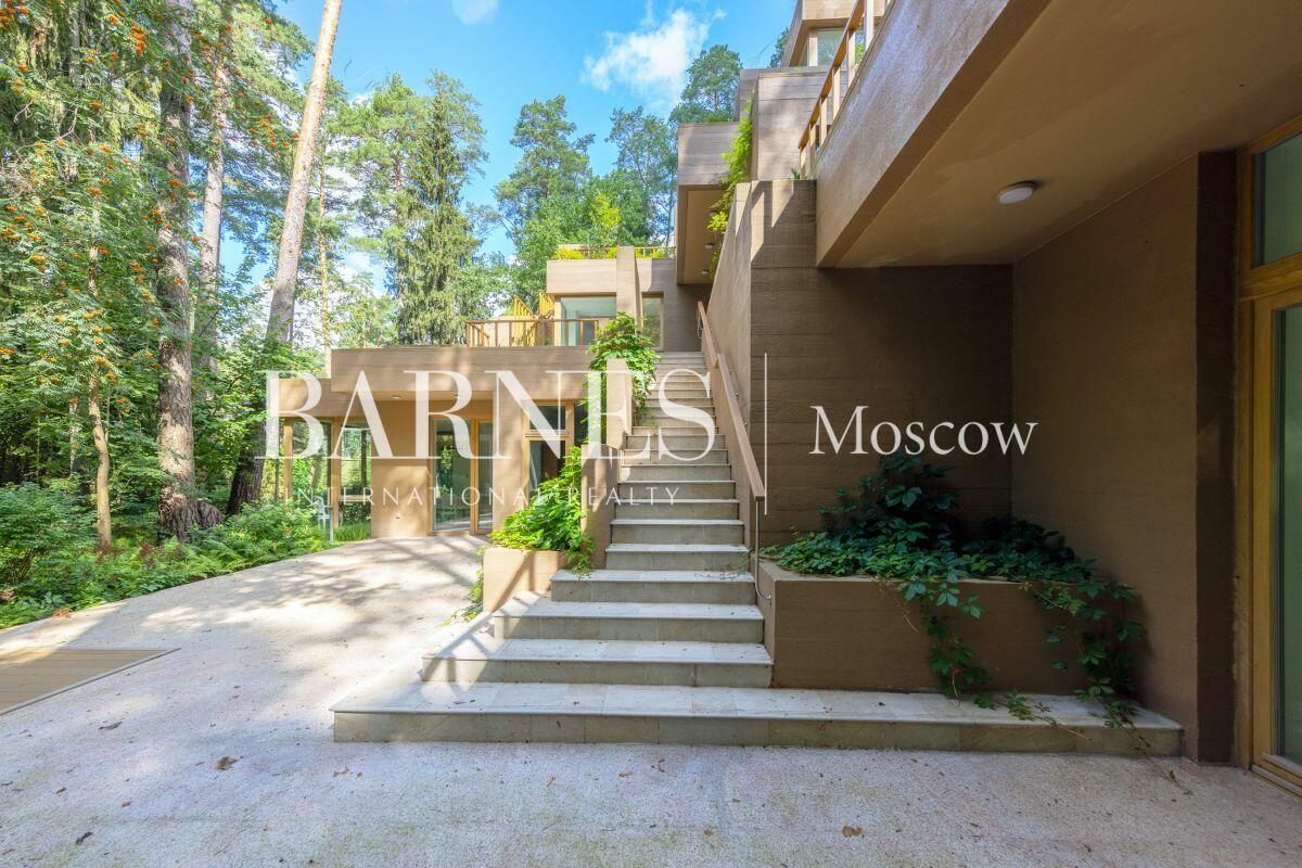 2-этажный коттедж 1 330 м² с отделкой