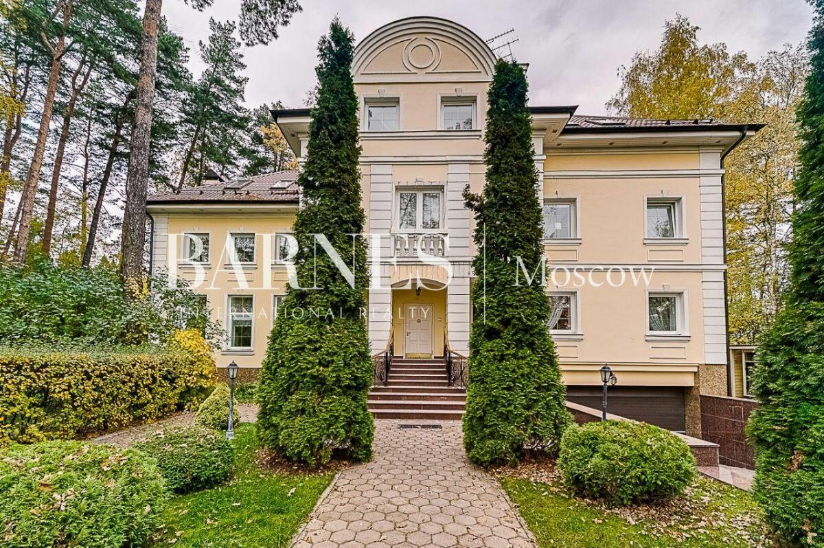 3-этажный коттедж 740 м² с отделкой