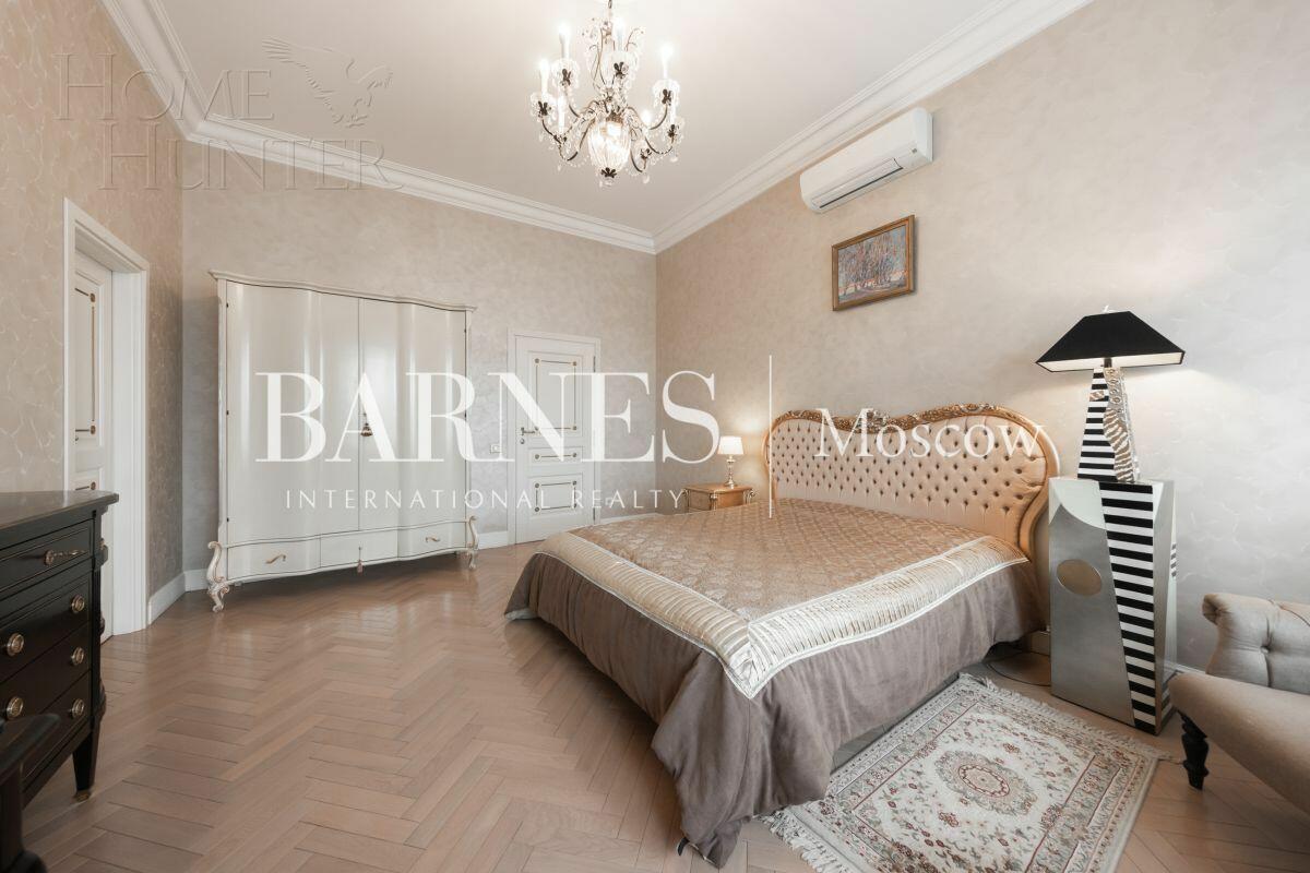 3-этажный таунхаус 700 м² с отделкой