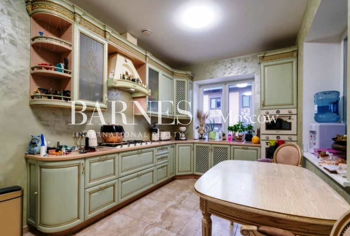 3-этажный коттедж 1 240 м² с отделкой