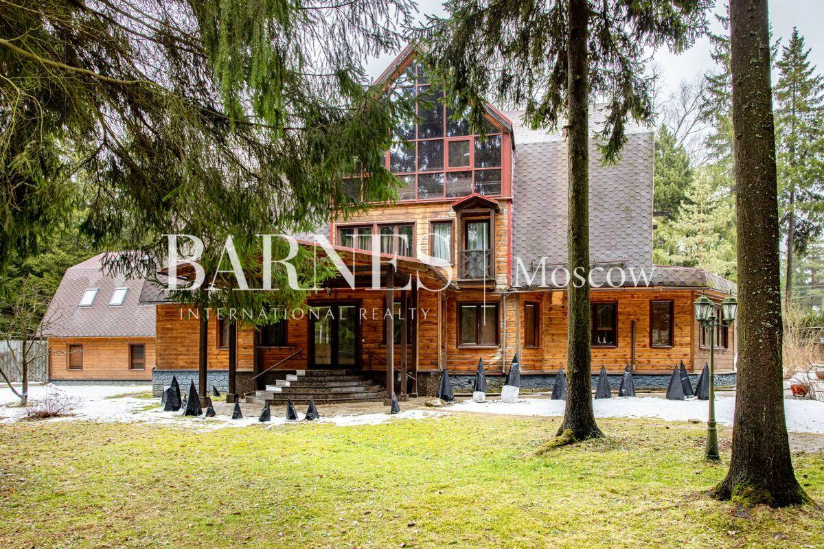 3-этажный коттедж 650 м² с отделкой