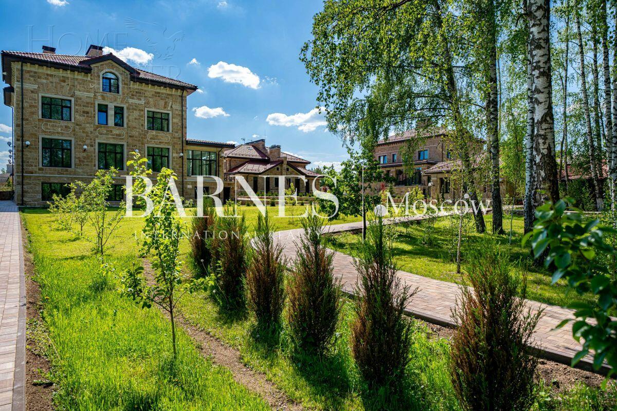 2-этажный коттедж 2 800 м² без отделки