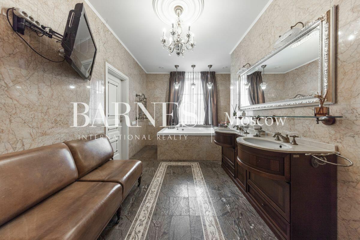 3-этажный таунхаус 700 м² с отделкой