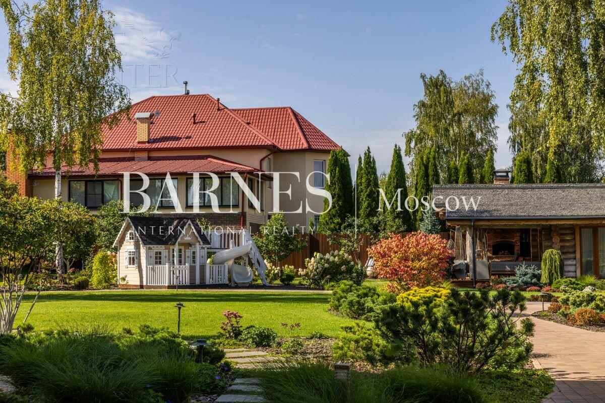 3-этажный коттедж 550 м² с отделкой