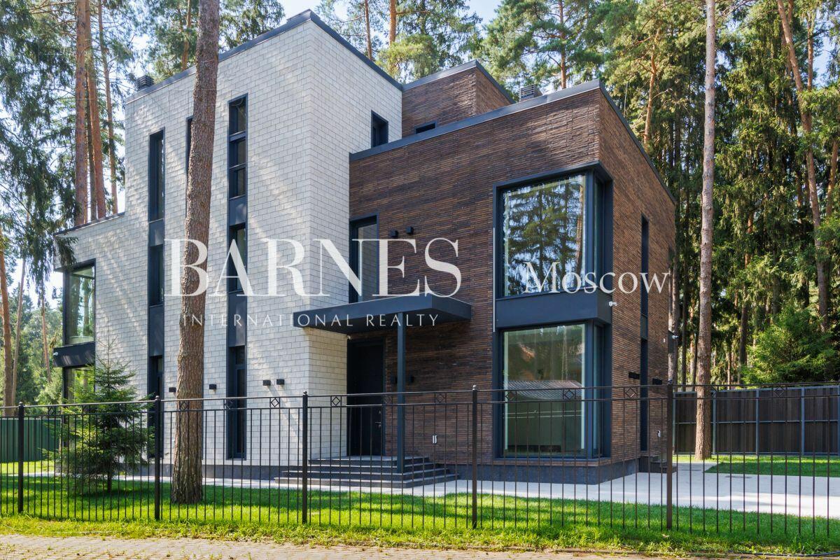 3-этажный коттедж 380 м² с отделкой