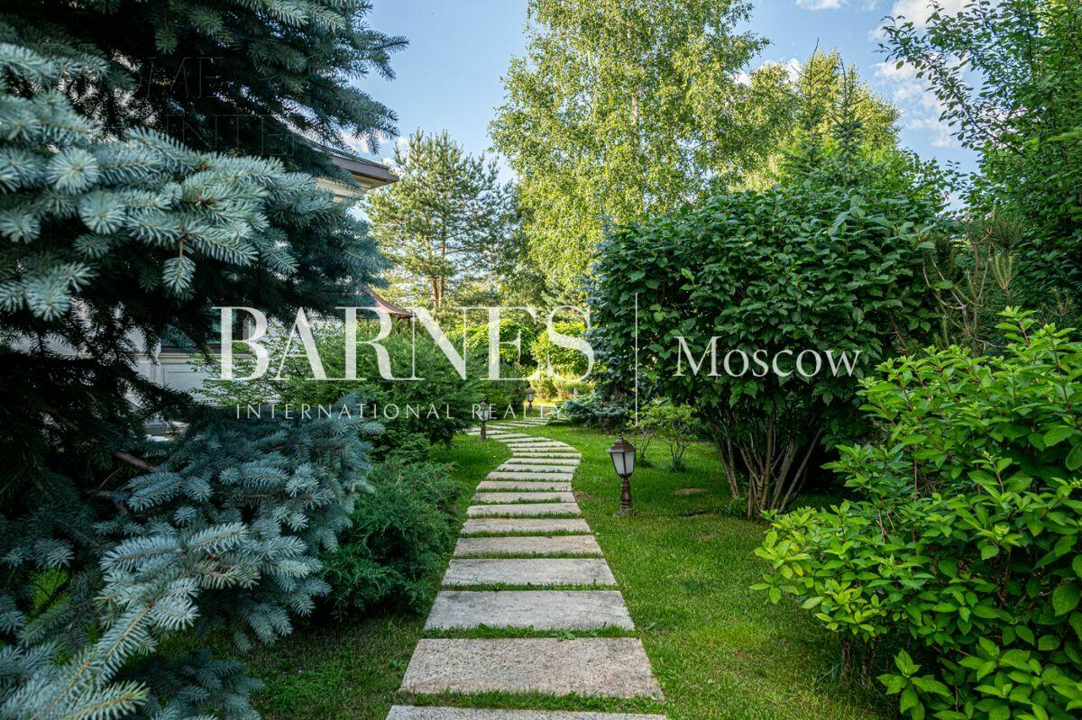 2-этажный коттедж 2 400 м² с отделкой