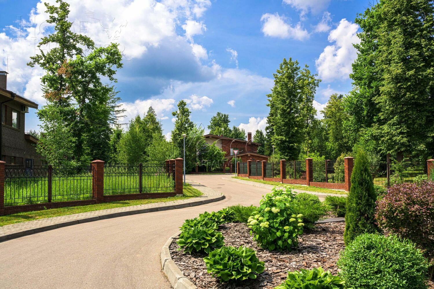 Участок 43.7 сот. в охраняемом поселке