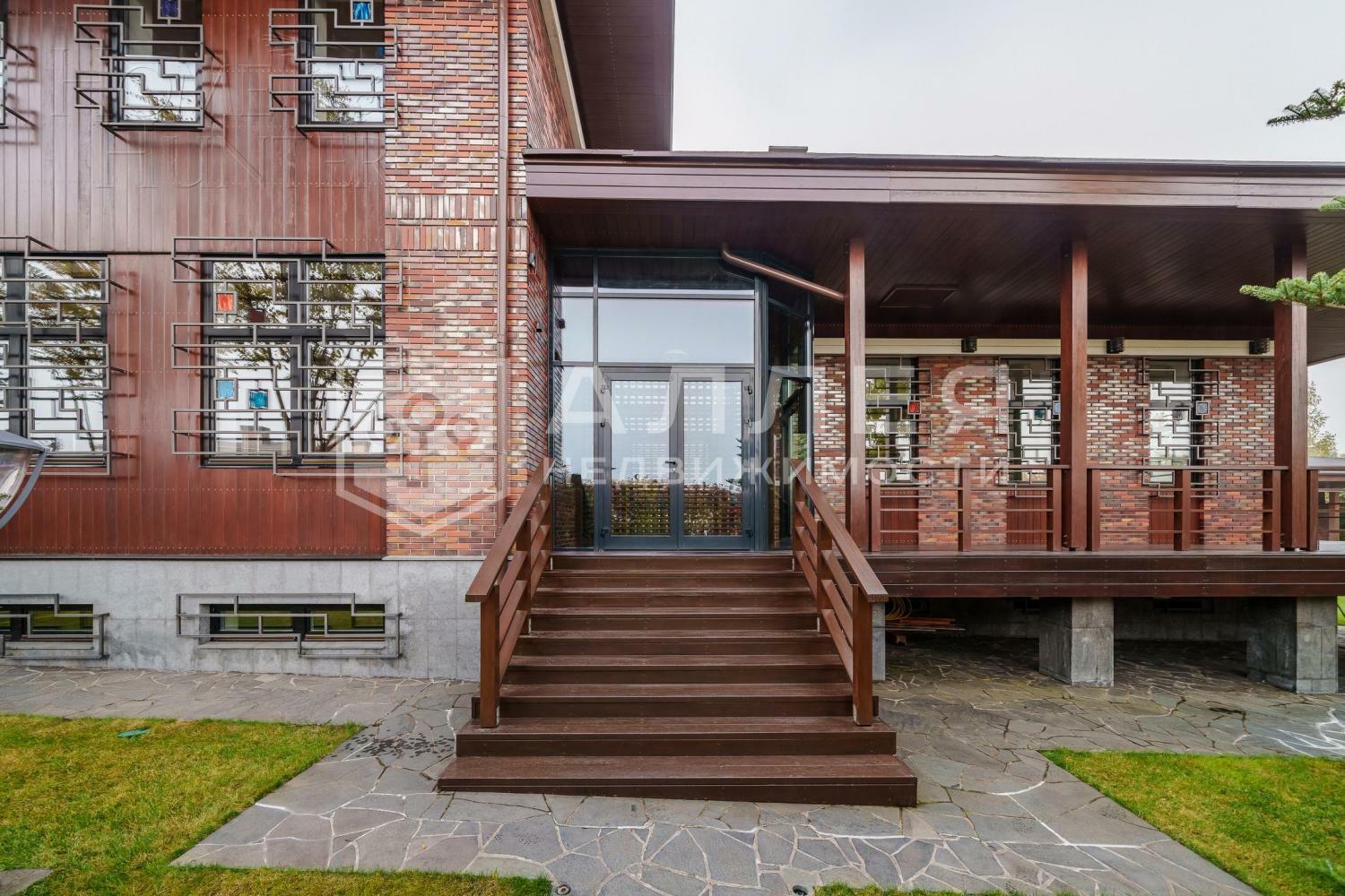 2-этажный коттедж 1 350 м² с отделкой