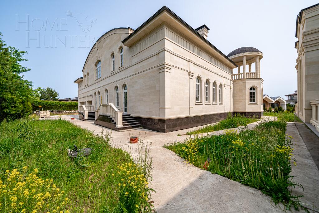 3-этажный коттедж 1 200 м² без отделки