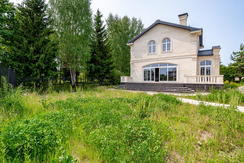 3-этажный коттедж 1 200 м² без отделки