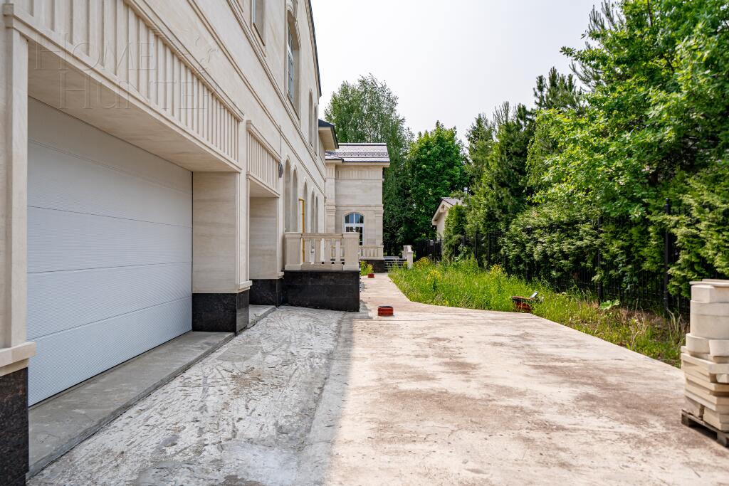 3-этажный коттедж 1 200 м² без отделки