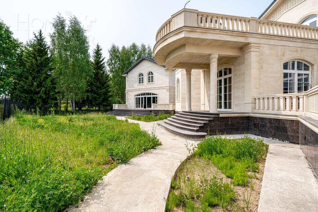 3-этажный коттедж 1 200 м² без отделки