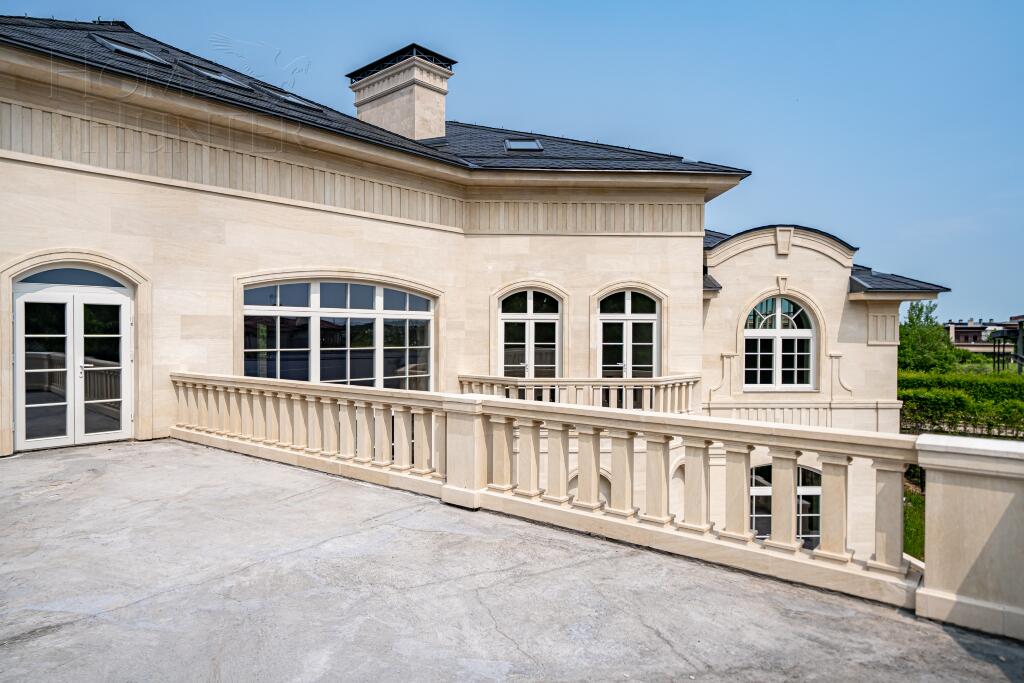 3-этажный коттедж 1 200 м² без отделки