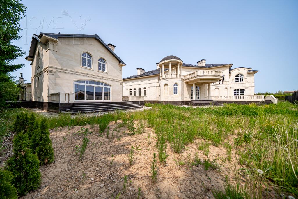 3-этажный коттедж 1 200 м² без отделки