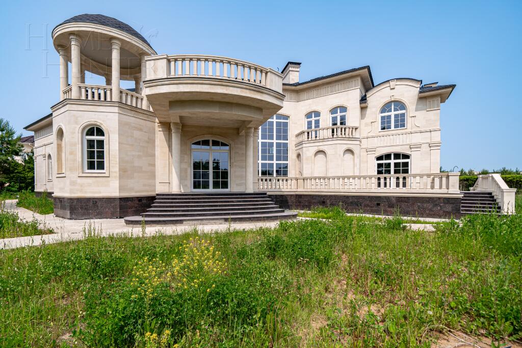 3-этажный коттедж 1 200 м² без отделки