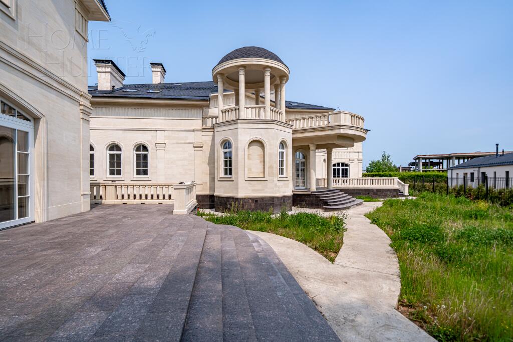 3-этажный коттедж 1 200 м² без отделки