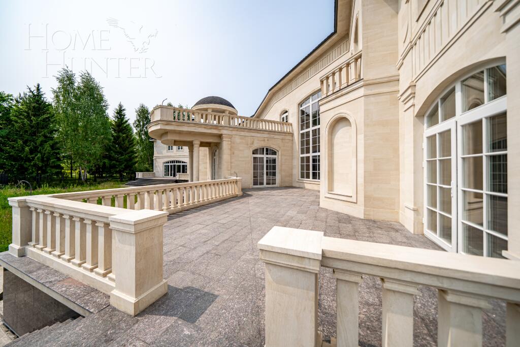 3-этажный коттедж 1 200 м² без отделки