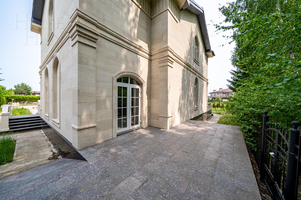 3-этажный коттедж 1 200 м² без отделки