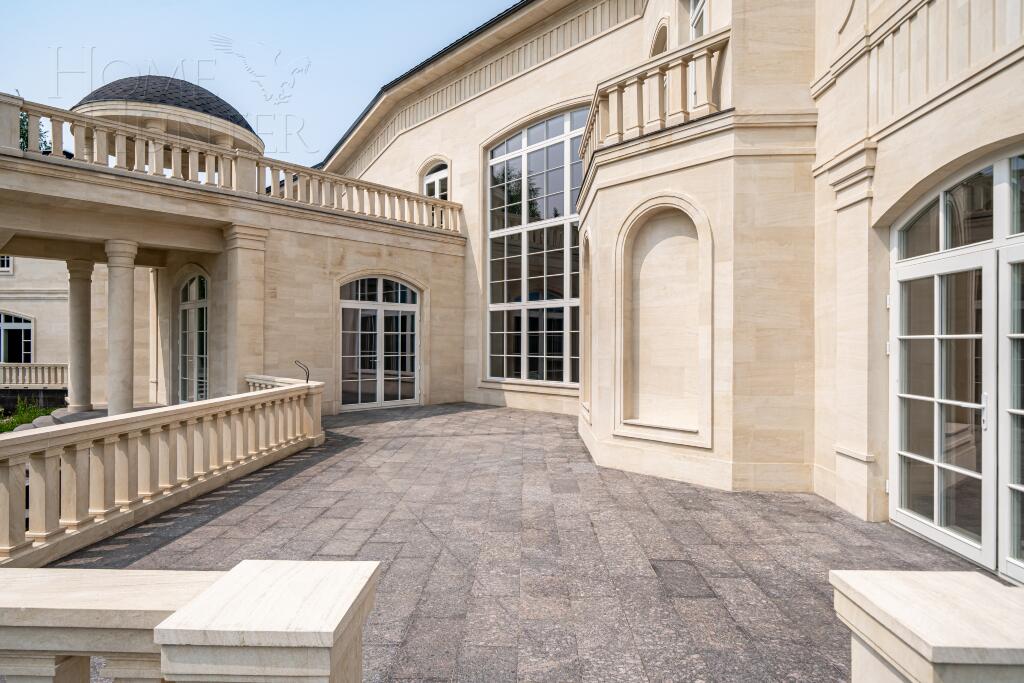 3-этажный коттедж 1 200 м² без отделки