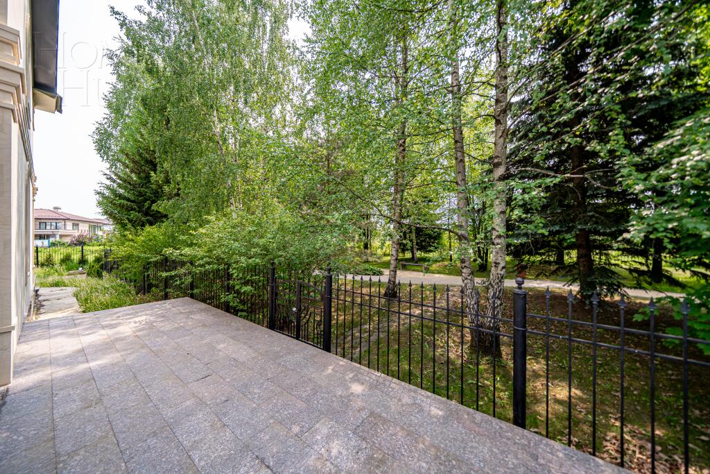 3-этажный коттедж 1 200 м² без отделки