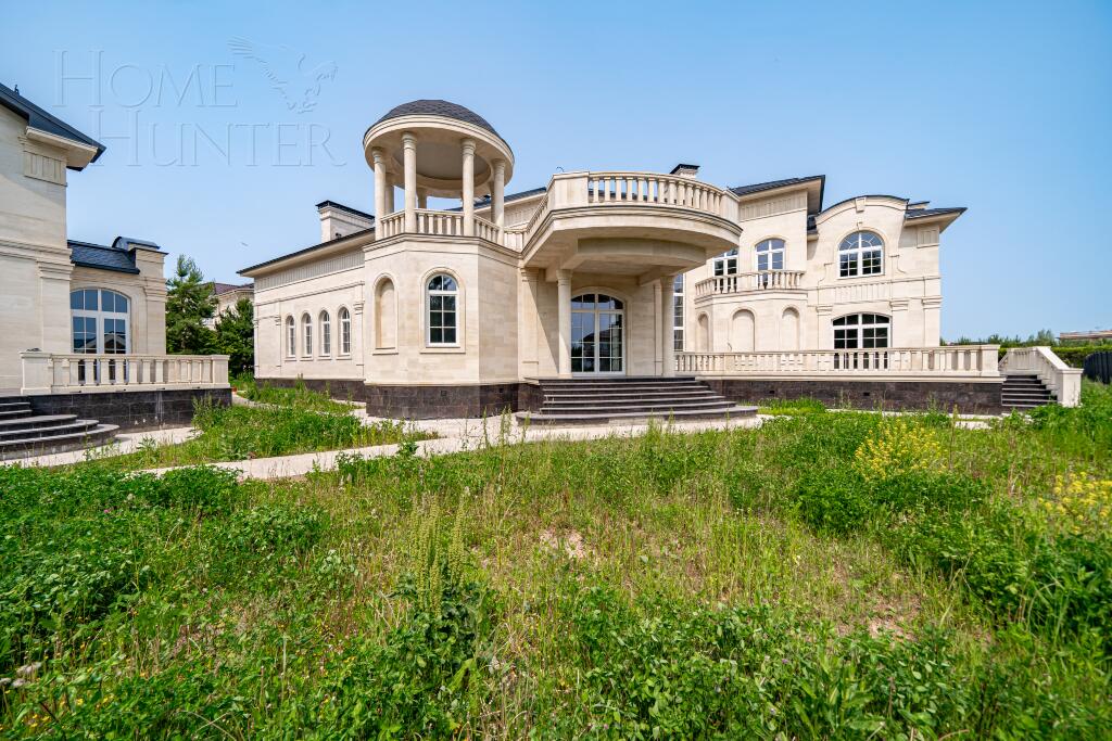 3-этажный коттедж 1 200 м² без отделки