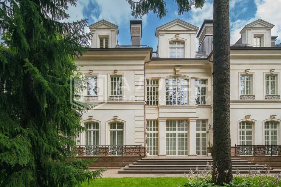 2-этажный коттедж 1 211 м² с отделкой