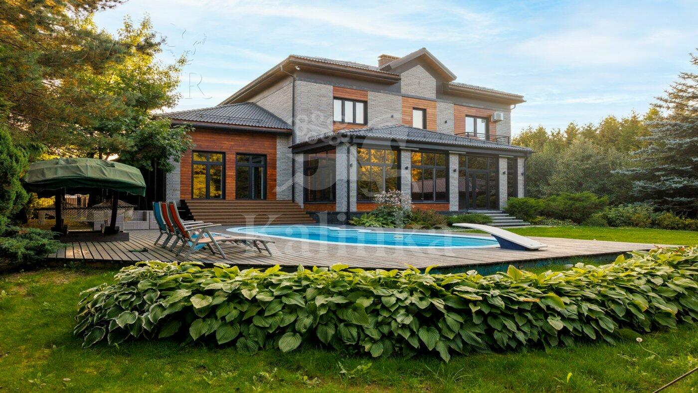 2-этажный коттедж 600 м² с отделкой