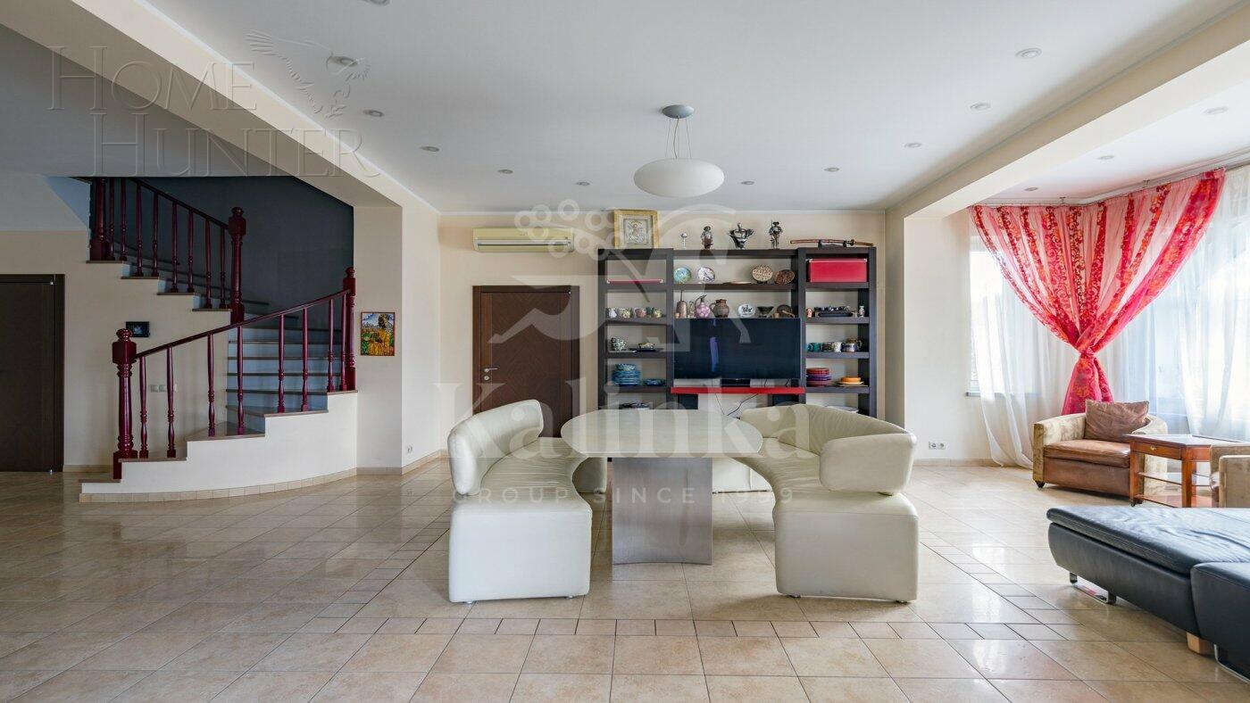 2-этажный коттедж 2 500 м² с отделкой