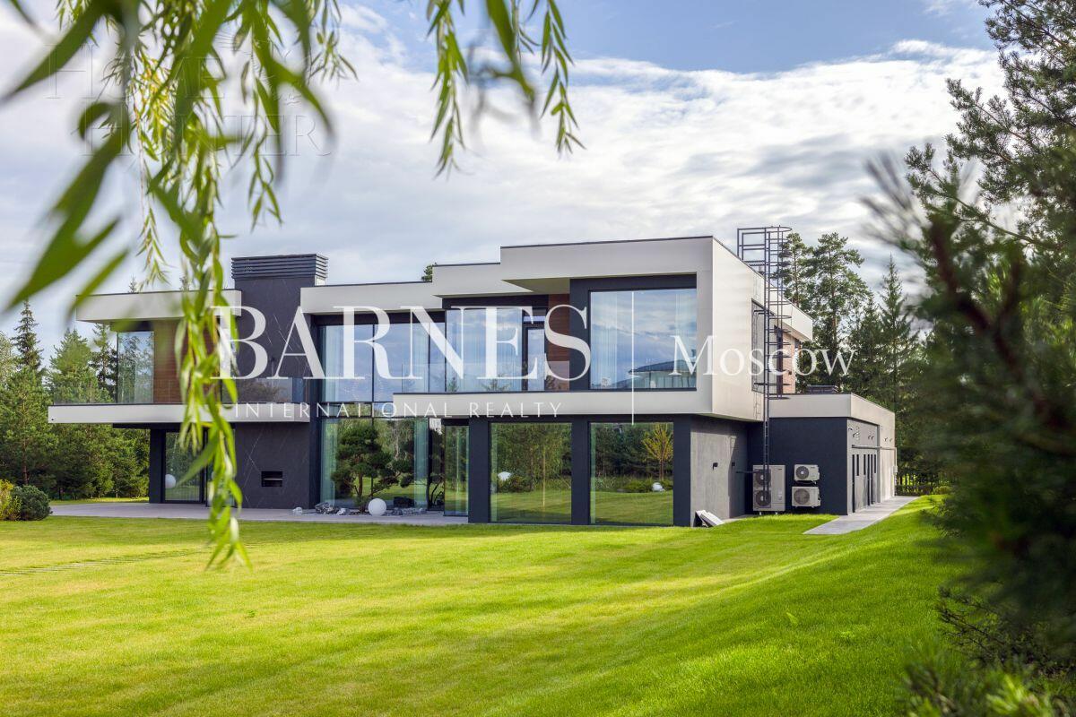 2-этажный коттедж 1 000 м² с отделкой