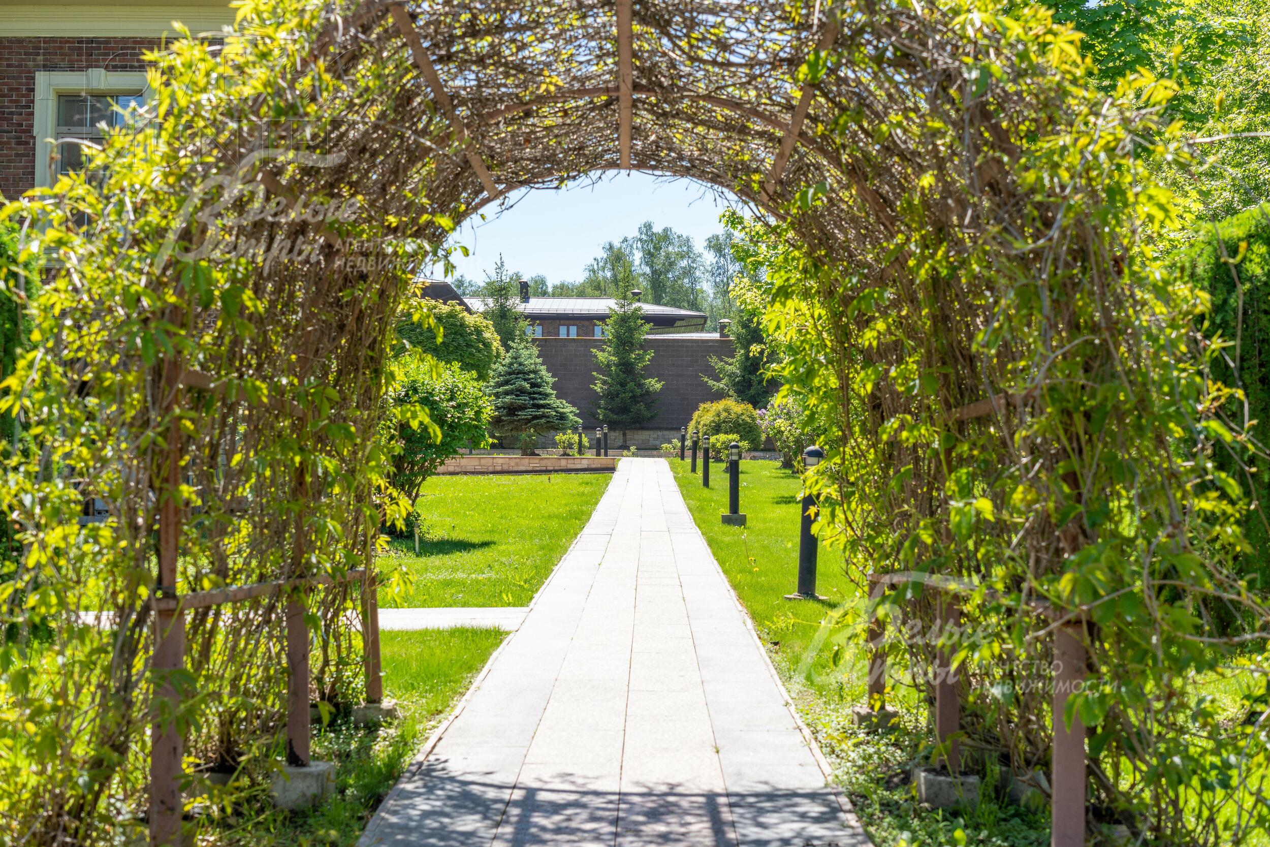 2-этажный коттедж 1 580 м² без отделки