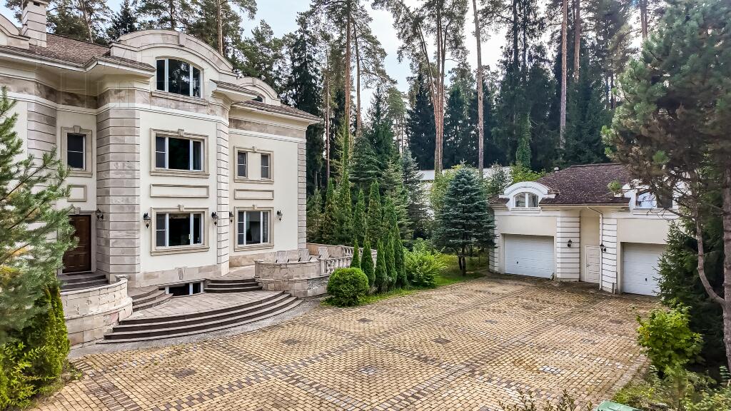 2-этажный коттедж 696 м² с отделкой