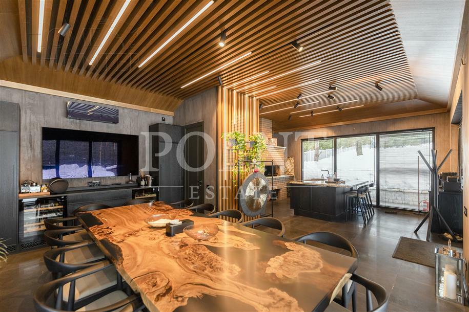 3-этажный коттедж 1 100 м² с отделкой