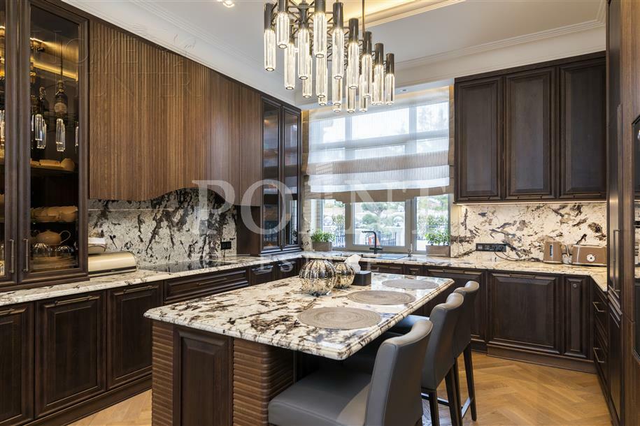 3-этажный коттедж 1 100 м² с отделкой