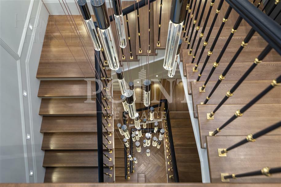 3-этажный коттедж 1 100 м² с отделкой