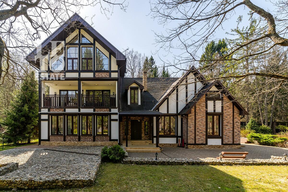 3-этажный коттедж 550 м² с отделкой