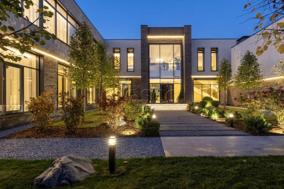 2-этажный коттедж 1 000 м² с отделкой