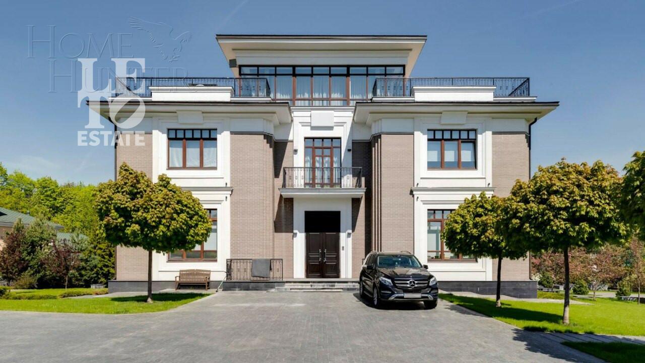 3-этажный коттедж 1 185 м² с отделкой